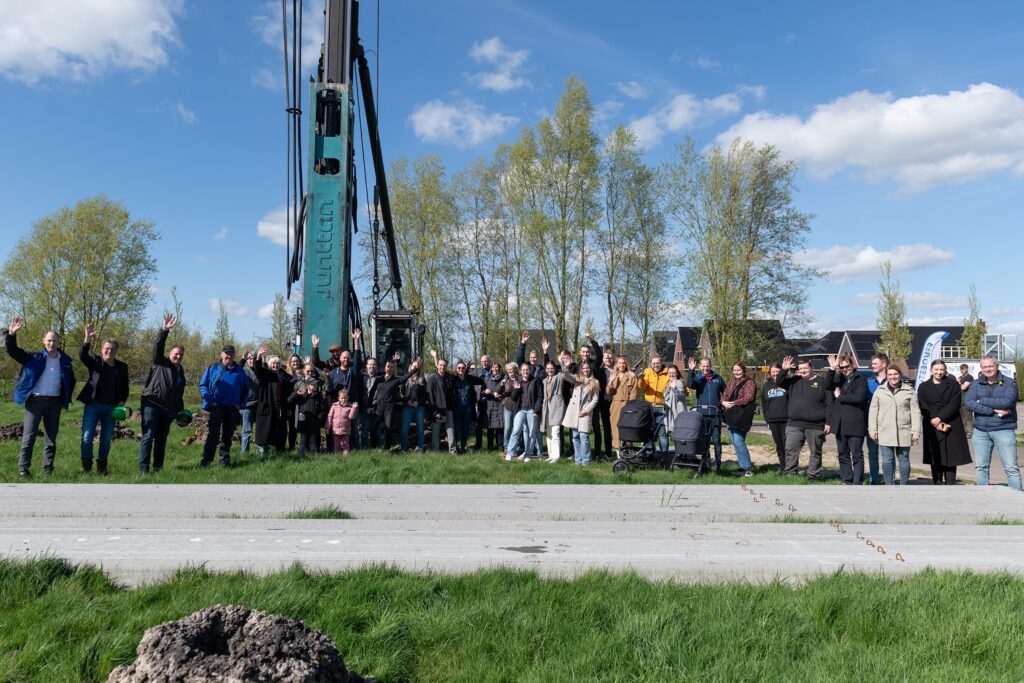 Eerste paal voor bouw van 19 woningen aan de Brimeulaan in Grootegast